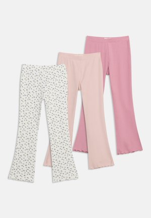 Tre par kvinders flare leggings, et par hvide med små blå blomsterprint, et par ensfarvede lyserøde og et par ensfarvede støvede lyserøde.
