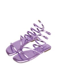 Sandali piatti metallici viola con un design minimalista. Presentano cinturini a spirale e una punta quadrata, offrendo un aspetto elegante.