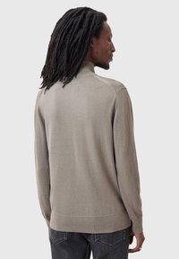 Dunkelgrauer, strukturierten Pullover mit hohem Kragen, gerippten Bündchen und Saum, von hinten betrachtet, mit einem glatten Strickdesign.
