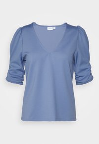 Světlomodrý žebrovaný top s výstřihem do V, krátkými nabíranými rukávy a přiléhavým střihem. Měkká textura s jemným leskem, ideální pro volný čas.