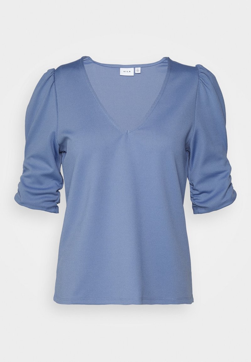 Světlomodrý žebrovaný top s výstřihem do V, krátkými nabíranými rukávy a přiléhavým střihem. Měkká textura s jemným leskem, ideální pro volný čas.
