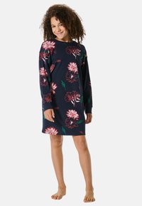 Granatowa sukienka w kwiaty z długimi rękawami, z różowymi i burgundowymi kwiatami oraz zielonymi liśćmi. Miękka, lekka tkanina o luźnym kroju.