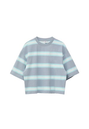 T-shirt court bleu clair avec des rayures horizontales blanches et turquoise et manches courtes, présenté sur un fond blanc.