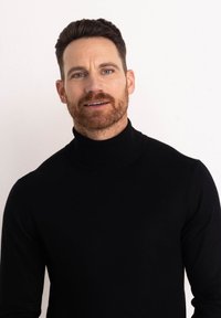 Maglione a collo alto nero realizzato in tessuto liscio, con maniche lunghe e collo a coste. La vestibilità è aderente.