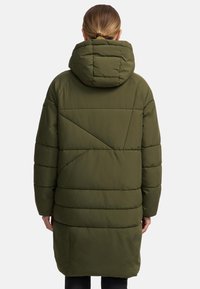 Vadderad parkas i olivgrön med avtagbar huva, som har horisontell sömnad och en vanlig passform, som sträcker sig till mitten av låret.