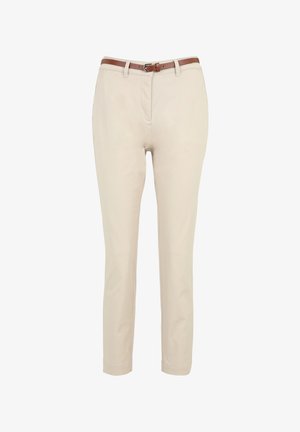 Beige Hosen mit schmaler Passform, ausgestattet mit einem braunen Gürtel, Fronttaschen und einer glatten Stoffoberfläche.