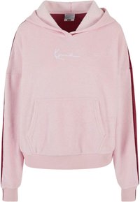 Roze fleece hoodie met een kangoeroezak, witte geborduurde logo en kastanjebruine zijpanelen. Heeft een capuchon met trekkoord en ribgebreide manchetten.