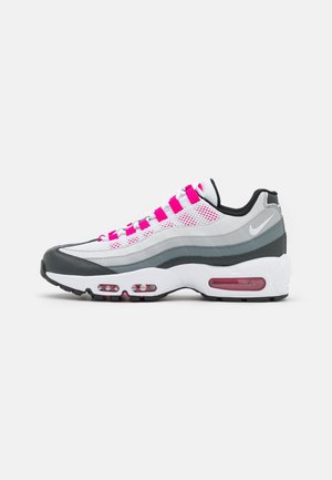 Nike Air Max 95 Sneaker mit einem Obermaterial aus Mesh und Leder in Weiß, Grau und Schwarz, mit leuchtend rosa Schnürsenkeln und Luftpolster-Details.