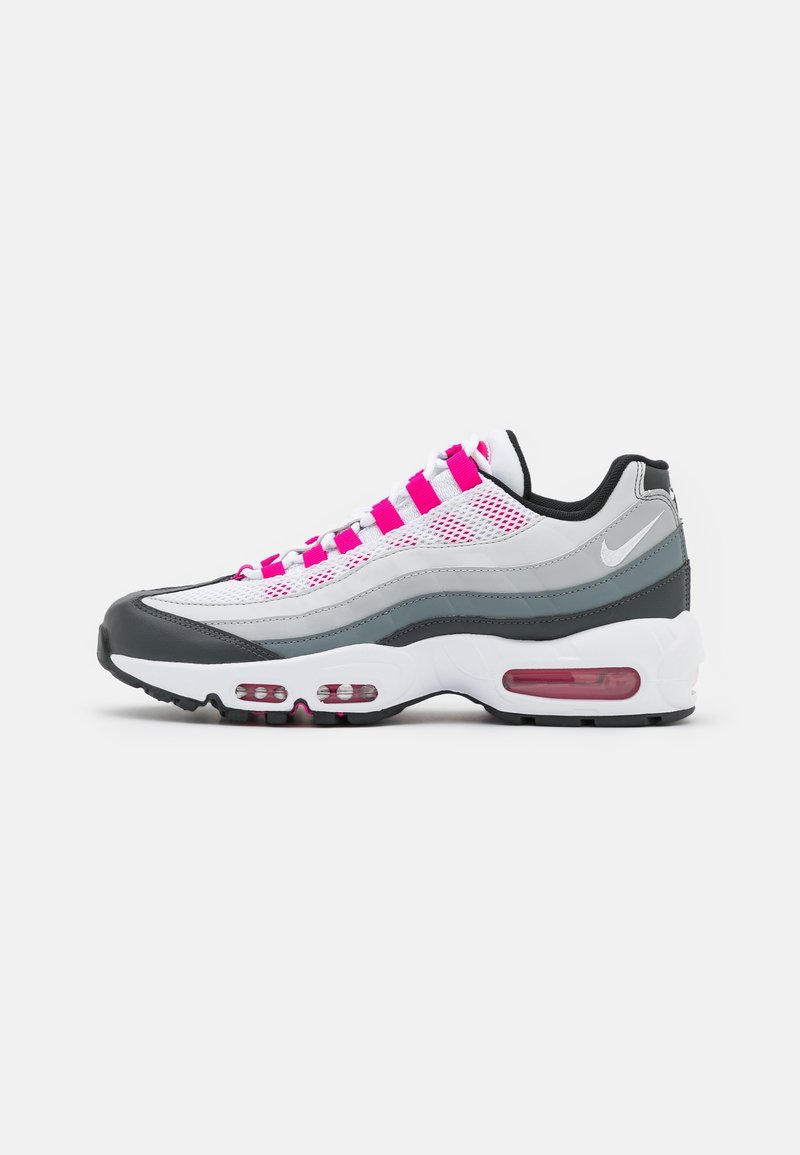 Baskets Nike Air Max 95 avec une tige en mesh et cuir, dans les tons blanc, gris et noir, avec des lacets rose vif et des détails en coussin d'air.