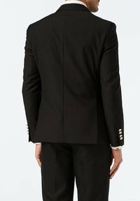 Veste de costume noire sur mesure avec un col cranté, une fente simple et des accents de boutons dorés sur les poignets, affichant une texture lisse.