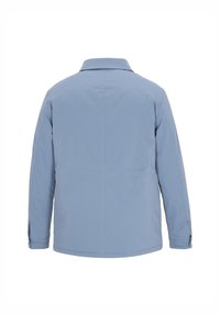 Chaqueta azul claro de manga larga con cuello, espalda recta y puños con botones, mostrada desde atrás sobre un fondo blanco.