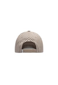 Beige caps med stripete design, med buet skjerm, justerbart plaststropp og en knappdetalj på toppen. Innvendig foret med striper.