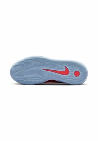 Suela de zapato Nike con una textura de goma azul que presenta un logo de Nike en rojo. El diseño incluye ranuras horizontales para tracción y durabilidad.