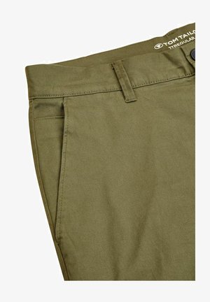 Olivgrüne Hose aus Baumwollstoff. Verfügt über einen Knopfverschluss, Gürtelschlaufen und Seitentaschen. Glatte Textur mit subtiler Glanz.