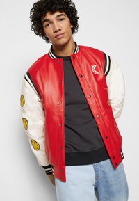 Karl Kani KARL KANI X SMILEY® COLLEGE JACKET - Casaco de pele sintética - red