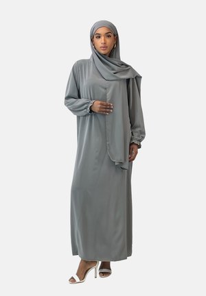 Abito grigio a maniche lunghe con una vestibilità modest, realizzato in tessuto fluido, e un hijab coordinato. Presenta un colletto tondeggiante e polsini delle maniche arricciati.