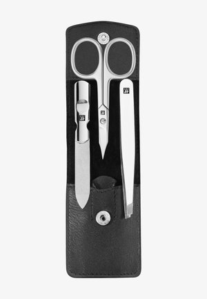 Ensemble de ciseaux à ongles, lime à ongles et pincette en acier inoxydable dans un étui en cuir noir avec fermeture à bouton-pression.