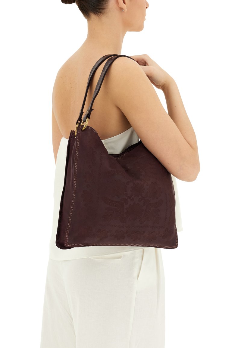 Borsa in pelle bordeaux con un motivo floreale testurizzato, dotata di due manici in pelle scura e un accento in metallo color oro.