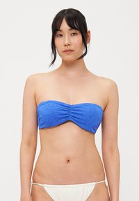 Blå strapless bikinioverdel med teksturert paisley-mønster, med rynkede detaljer og en jevn finish.