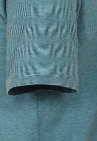 Türkises Kurzarmhemd mit feinen horizontalen Streifen und lockerer Passform. Verfügt über einen runderen Halsausschnitt und eine weiche Stoffstruktur.