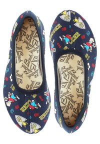 Navyfarbene Stoff-Slipper mit bunten Cartoon-Sportmotiven, darunter Fußballspieler und -ausrüstung, sowie einer strukturierten Innensohle.