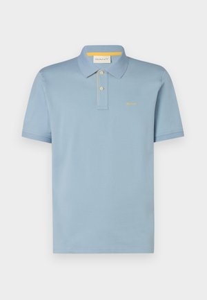 Hellblaues Poloshirt mit Kragen, kurzen Ärmeln und gelben Akzenten. Verfügt über eine Frontleiste mit zwei Knöpfen und einem gestickten Logo.