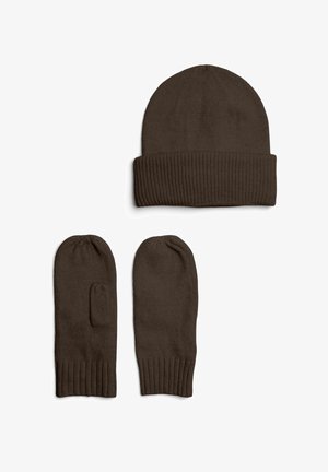 Bruine gebreide muts met omgeslagen boord, gecombineerd met bijpassende bruine wanten. Alle stukken hebben een geribbelde textuur en een gestroomlijnde vorm.