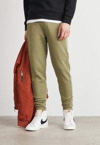 Calvin Klein MICRO LOGO - Treniņtērpa apakšdaļas - delta green