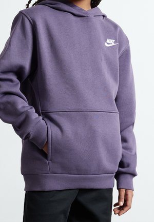 Fioletowa bluza z kapturem marki Nike z przednią kieszenią kangurka, ściągaczami na mankietach i dolnym brzegu. Z delikatnym logo na piersi. Miękki, teksturowany materiał.