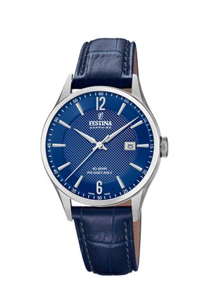 Ročna ura Festina z modrim teksturiranim številčnico, srebrnimi označevalci, prikazom datuma ob 3. uri, srebrnim ohišjem in modrim usnjenim paščkom.