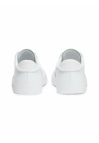 Białe sneakersy z gładką skórzaną cholewką, okrągłym czubkiem, wyściełanym kołnierzem i grubą gumową podeszwą. Minimalne detale szwów i dyskretne logo.