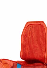 Sac de voyage orange avec une poche en mesh et un tissu lisse. Comprend une fermeture éclair et un détail de sangle bleue. Design supérieur arrondi.