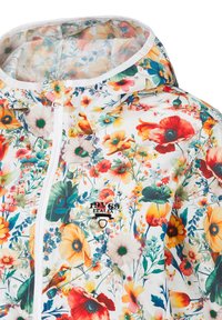 Regenschutzjacke mit Blumenmuster auf weißem Hintergrund, mit Reißverschluss und verstellbarem Kapuzenkragen. Das Material hat eine glatte, leichte Textur.