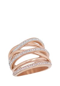 Anello in oro rosa con design ondulato, caratterizzato da più fasce incastonate con strass trasparenti lungo i bordi per aggiungere brillantezza e texture.