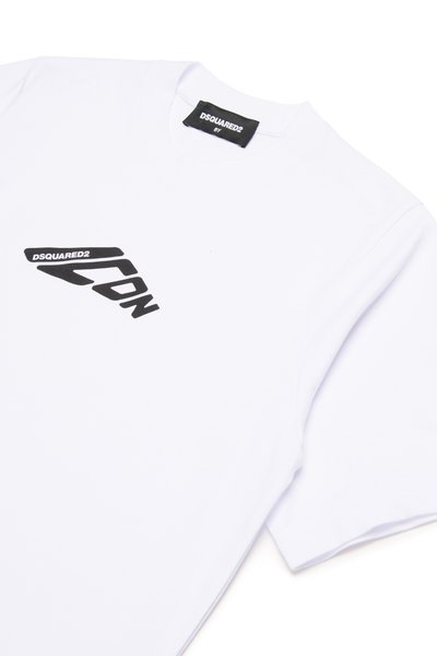 T-shirt bianco in cotone con scollo rotondo. Presenta una stampa del logo nero sul lato sinistro. Maniche corte, texture liscia, design minimale.