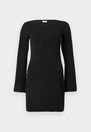 Fekete kötött ruha hosszú ujjakkal és kerek nyakkivágással. Slim fit sziluett, puha textúra, combközép hosszúság, és minimális diz�ájn.