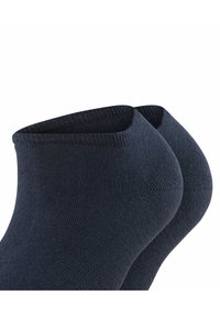 Granatowe skarpetki kostkowe wykonane z miękkiego, prążkowanego materiału. Charakteryzują się ciasnym dopasowaniem wokół kostki oraz gładką, bezszwową krawędzią u góry.