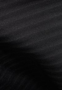 Schwarzer Stoff mit einer strukturierten, gerippten Oberfläche, die verschiedene Schwarznuancen mit dezentem Glanz zeigt. Keine ausgeprägten Muster oder Verzierungen.