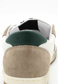 Baskets avec un corps en cuir blanc, des accents en daim beige et un onglet de talon vert foncé. Présente des détails de couture et un design minimaliste.