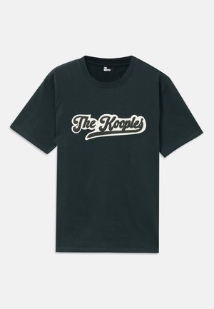 Sort bomulds t-shirt med et cremfarget skrifttype logo, der står "The Kooples." Standard rund hals og korte ærmer.