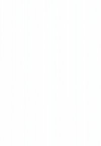 Dois trabalhadores de escritório a sorrir e a discutir documentos, de pé ao lado de uma secretária branca num espaço de trabalho moderno e luminoso.