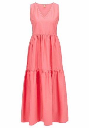 Robe maxi corail sans manches avec encolure en V, taille froncée et jupe à volants en tissu léger.