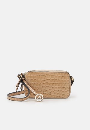 Beige crossbody taske med krokodillemønster, gyldent lynlås, justerbar rem og rund gulddetalje på en hvid baggrund.