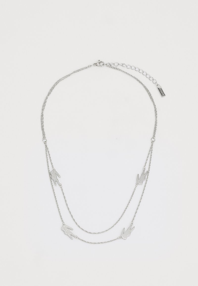Collana a strati in argento con due catene, caratterizzata da un ciondolo a forma di uccello ritagliato e un ciondolo a mano texturizzata. Collegata con un moschettone e catena regolabile.