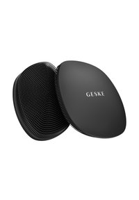 Svart hårborste med en slät yttre yta och texturerade inre borst i en rundad design. Märkesnamnet "GESKE" präglat på ovansidan.