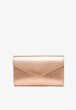 Clutch in metallo rosa con un design elegante, texture liscia e dettagli di cucitura discreti. Presenta un logo sulla parte anteriore.