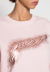 Guess GUESS LOGO CROP - Camisola - ballet pink