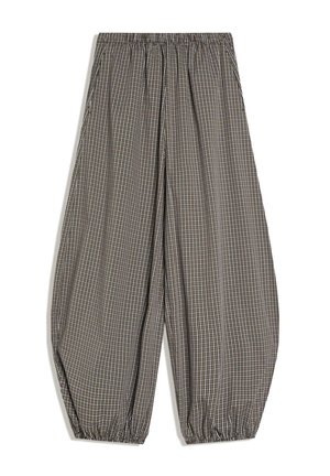 Weit geschnittene Hose mit elastischem Bund und braunem, weißem und schwarzem Karomuster, mit gesammelten elastischen Bündchen an den Knöcheln.