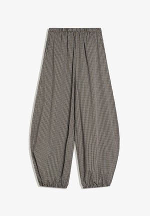 Hlače širokog kroja s elastičnim pojasom, uzorak u smeđim, bijelim i crnim kockicama, skupljene elastične manžete na gležnjevima.