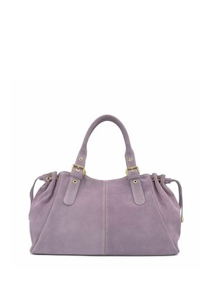 Sac à main en daim lavande avec deux poignées supérieures, boucles dorées et détails à cordon sur les côtés sur fond blanc.